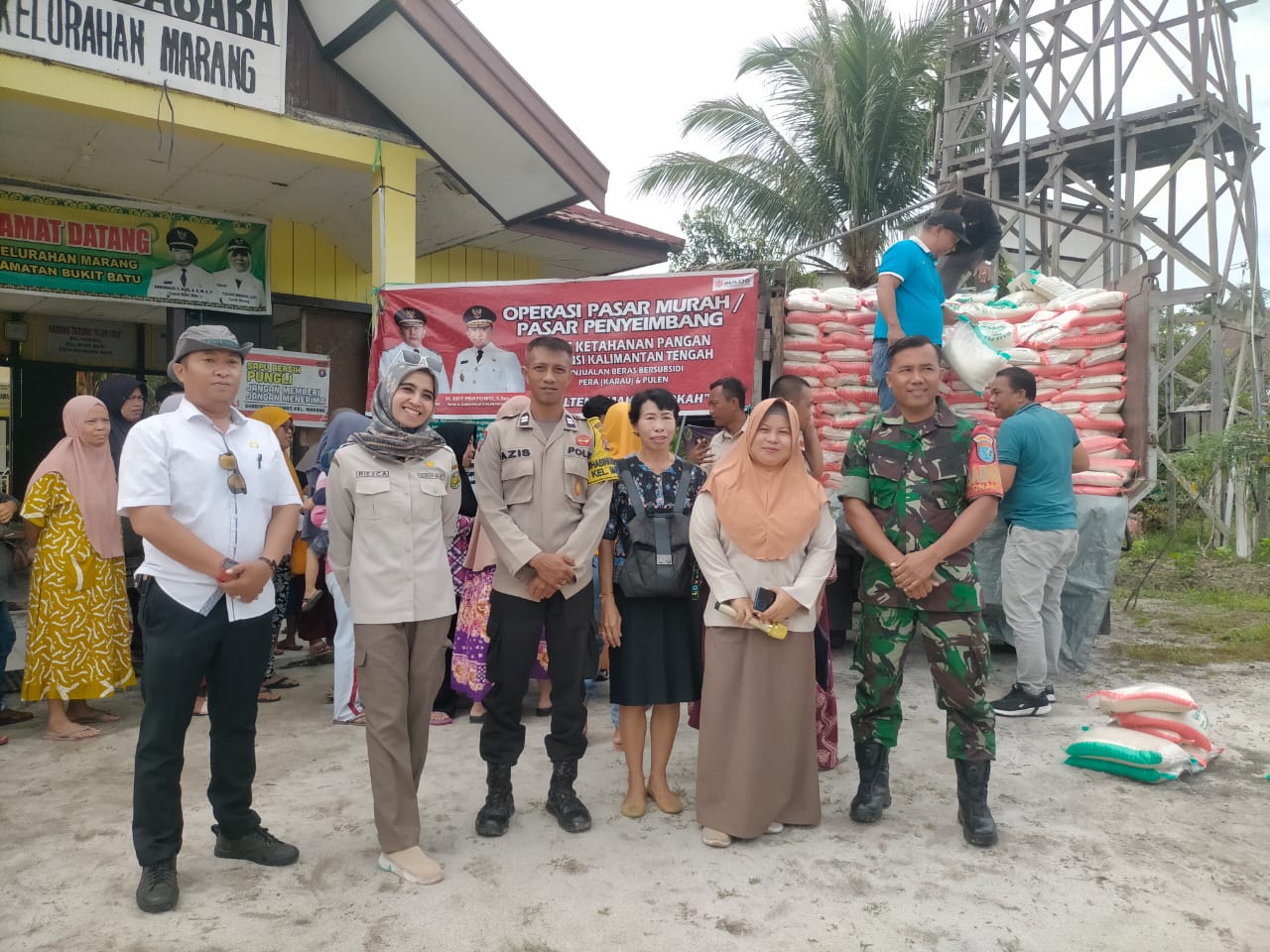 Babinsa Dampingi Dinas Ketahanan Pangan Dalam Operasi Pasar Murah Bagi Warga Kelurahan Marang