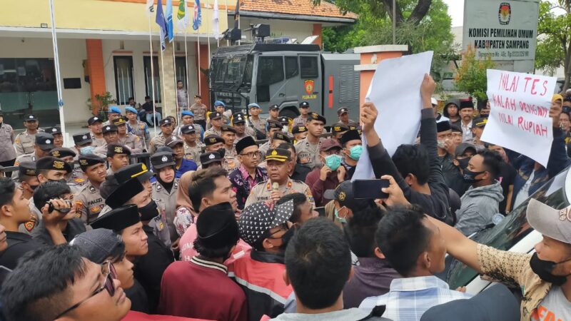 Kades Se Kecamatan Karang Penang dan Ratusan Massa Kepung Kantor KPUD Sampang