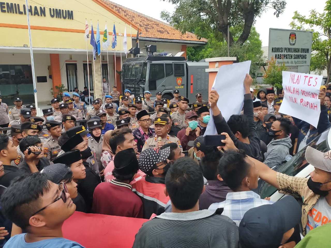Kades Se Kecamatan Karang Penang dan Ratusan Massa Kepung Kantor KPUD Sampang
