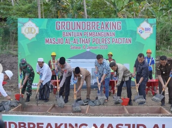Bupati Aji Lakukan Groundbreaking Masjid Lapangan Tembak Polres Pacitan