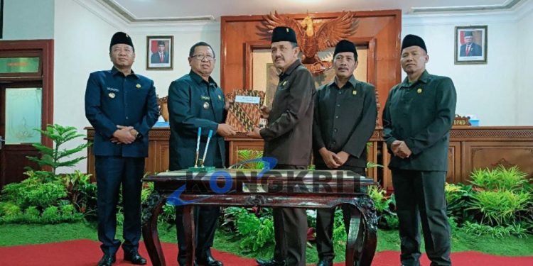 Rapat Paripurna, DPRD Tulungagung Setujui Penetapan Tiga Ranperda Menjadi Perda