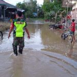 Curah Hujan Tinggi, Babinsa Koramil Tewah Cek Kondisi Wilayah Terdampak Banjir