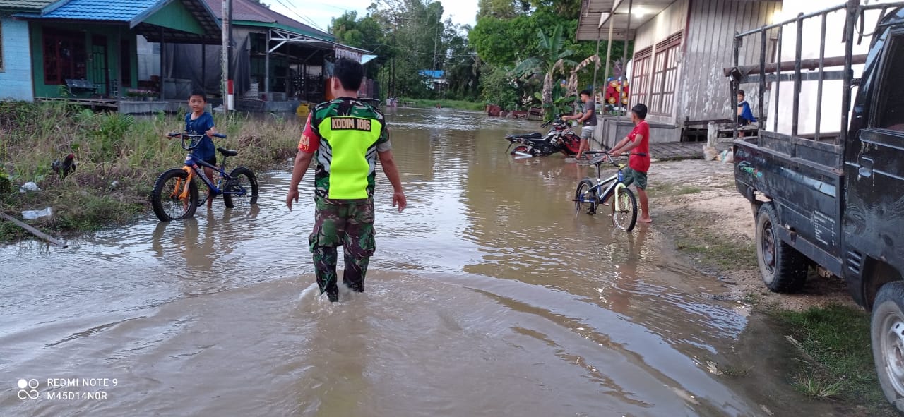 Curah Hujan Tinggi, Babinsa Koramil Tewah Cek Kondisi Wilayah Terdampak Banjir
