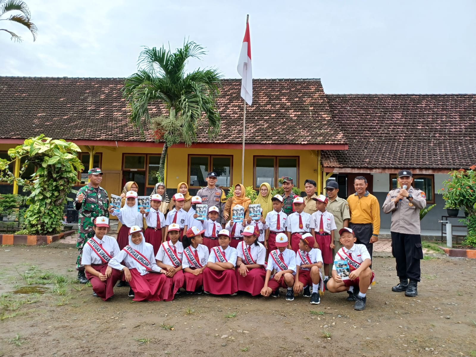 Upacara Bendera SD Negeri 1 Ngunggahan Tulungagung Bersama Tiga Pilar, Pembina: Batasi Penggunaan HP