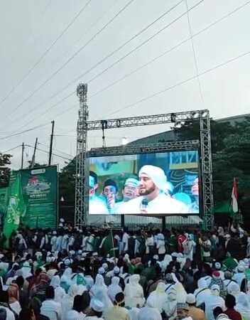 Lautan Manusia Khidmat Mengikuti Gebyar Selawat Habib Syech di GOR Delta Sidoarjo Dalam Puncak Acara Satu Abad Nahdlatul Ulama (NU).