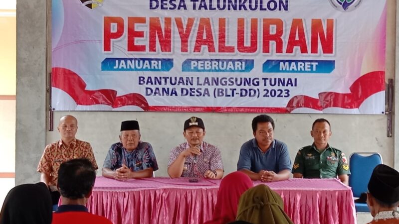 Camat Bandung Hadiri Langsung Penyaluran BLT DD Masyarakat Desa Talun Kulon Tulungagung