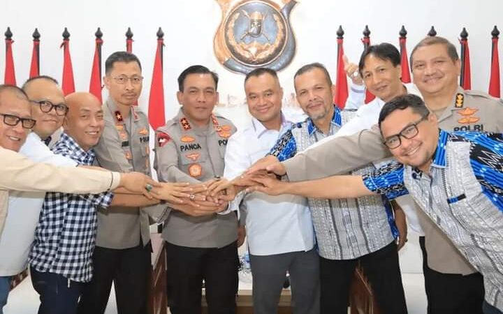 Kapolda Sumut Terima Penghargaan Tokoh Peduli Wartawan