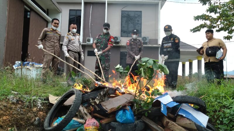 Pa Kum Satgas Pamtas Yonif 645/Gardatama Yudha Menjadi Saksi Pemusnahan Media Pembawa HPHK & OPTK