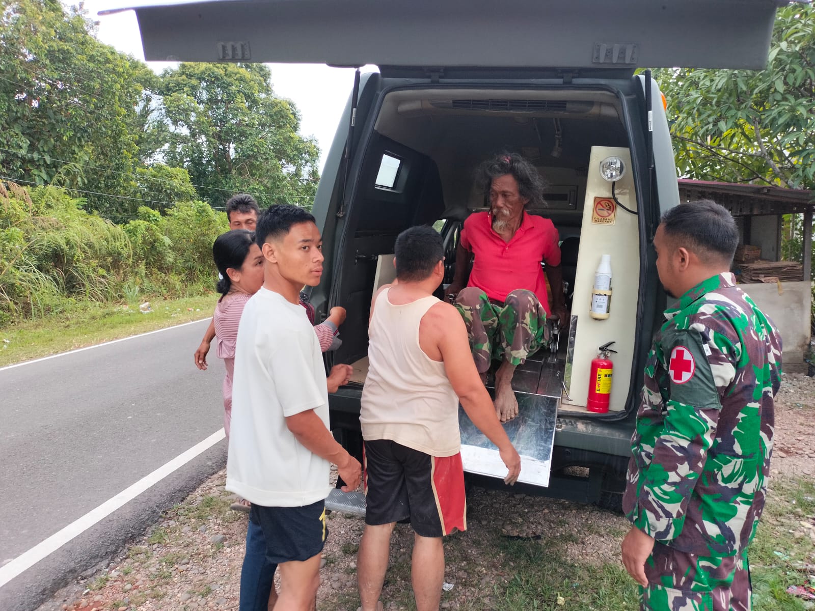 Menolong Tanpa Pamrih, Satgas Pamtas RI-Malaysia Yonarmed 19/105 Trk Bogani Bantu Evakuasi Penderita ODGJ.