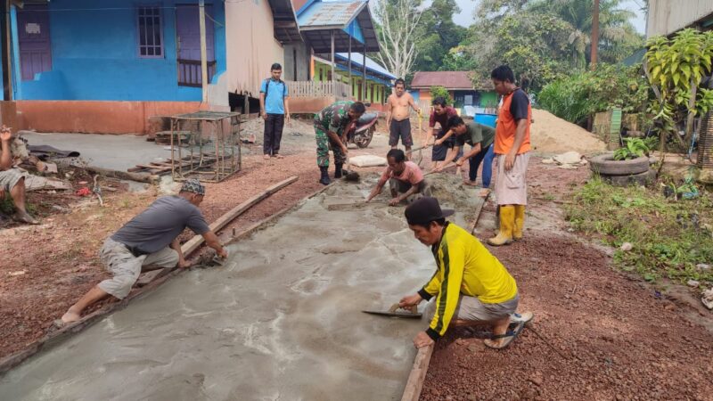 Babinsa Koramil 1015-07 /Parenggean Sertu Ponidi Berikan Pendampingan Program Semenisasi Jalan