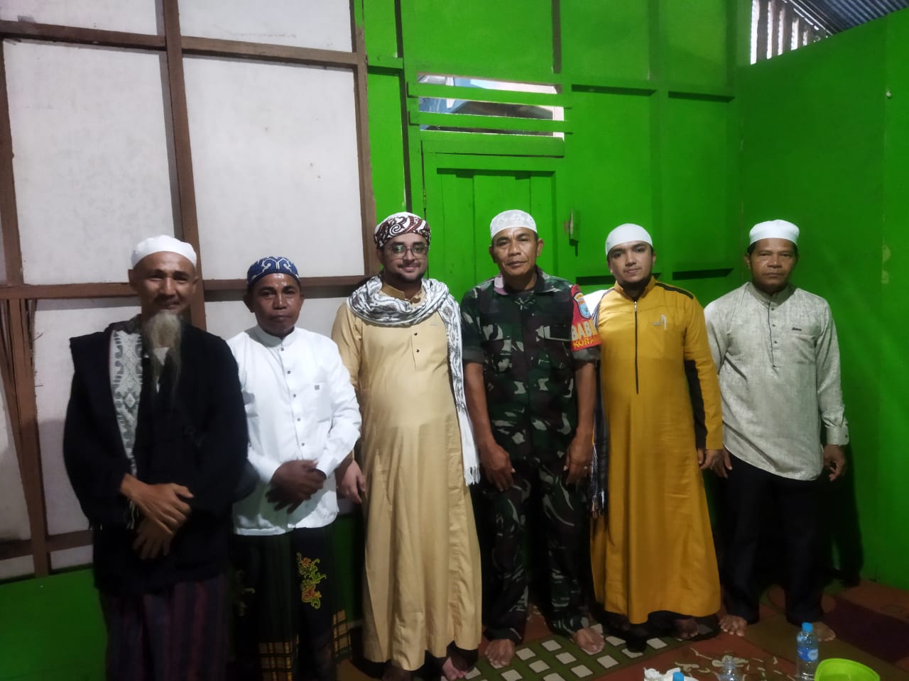 Jalin Silaturahmi Babinsa Koramil 1016-03/Sepang Hadiri Peringatan Isra Mi’raj di Masjid Al-Ikhlas Kampuri