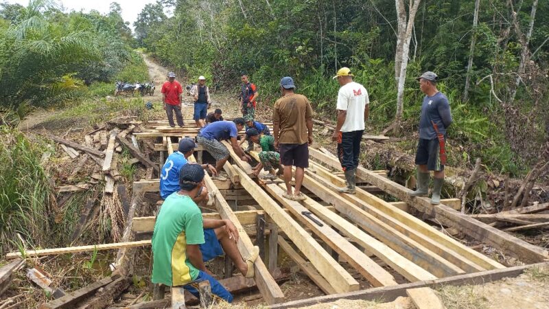 Bentuk Nyata Perhatian TNI Kepada Rakyat, Satgas Pamtas Yonarmed 19/105 Trk Bogani Bantu Warga Perbatasan Bangun Jembatan.