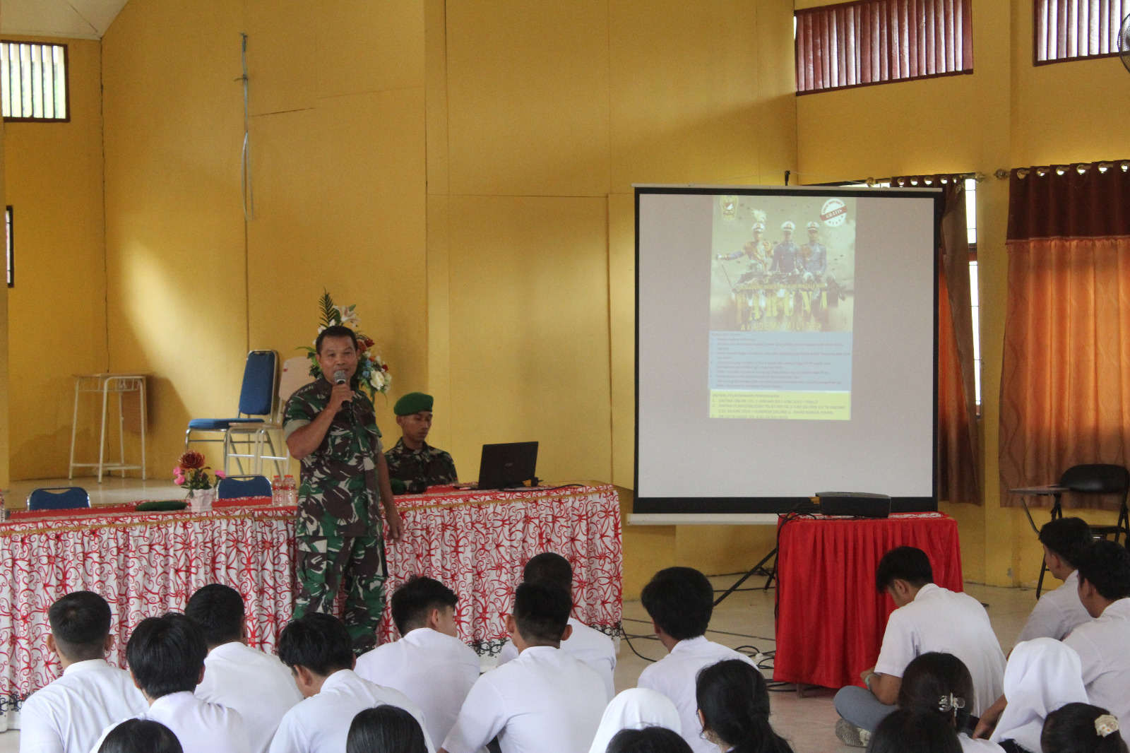 Staf Personel Kodim 1016/Plk Sosialisasikan Penerimaan Calon Taruna Akmil di SMAN 3 Palangka Raya