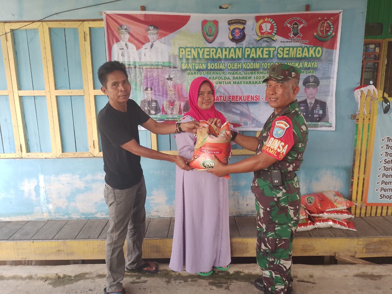 Koramil 1016-01/Pahandut Salurkan Bansos Kepada Korban Banjir