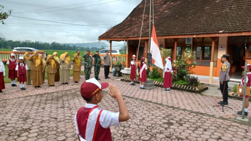 Antusias Siswa SD Negeri 1 Kesambi Tulungagung Ikuti Upacara Bendera Bersama Tiga Pilar