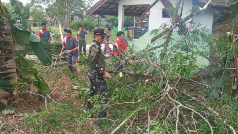 Babinsa Koramil 1016-05/Rungan Gotong Royong Bersihkan Lingkungan Sekolah SMAN 1 Rungan