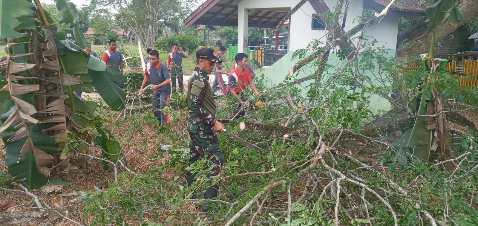 Babinsa Koramil 1016-05/Rungan Gotong Royong Bersihkan Lingkungan Sekolah SMAN 1 Rungan