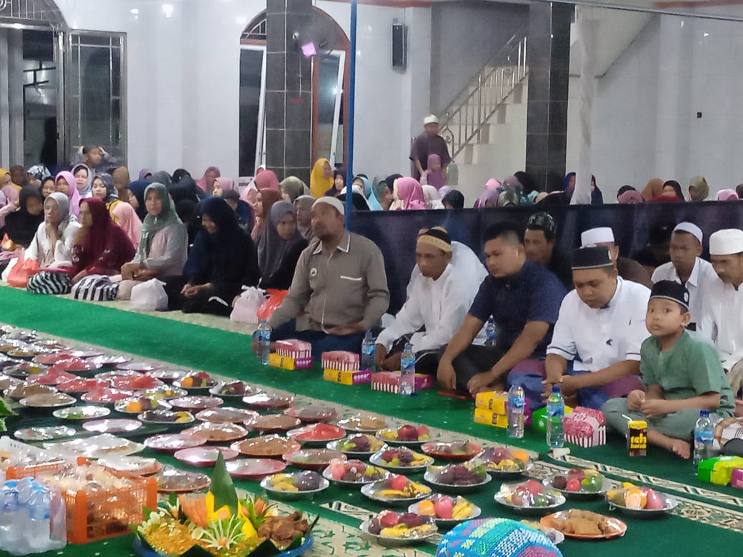 Danramil 1016-04/Manuhing Hadiri Isra Mi’raj dan Haul Ke 18 Abah Guru Sekumpul di Masjid Al Muhajirin