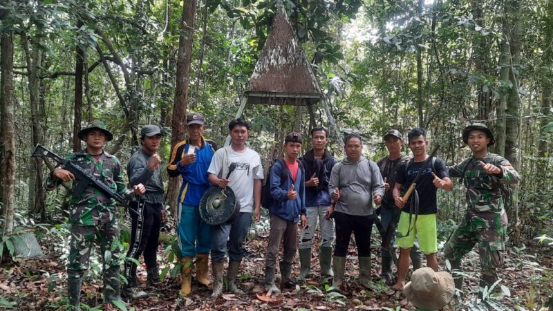 Peduli Terhadap Keselamatan Masyarakat, Personel Satgas Pamtas Yonarmed 19/105 Trk Bogani Cari Warga Hilang Di Hutan.