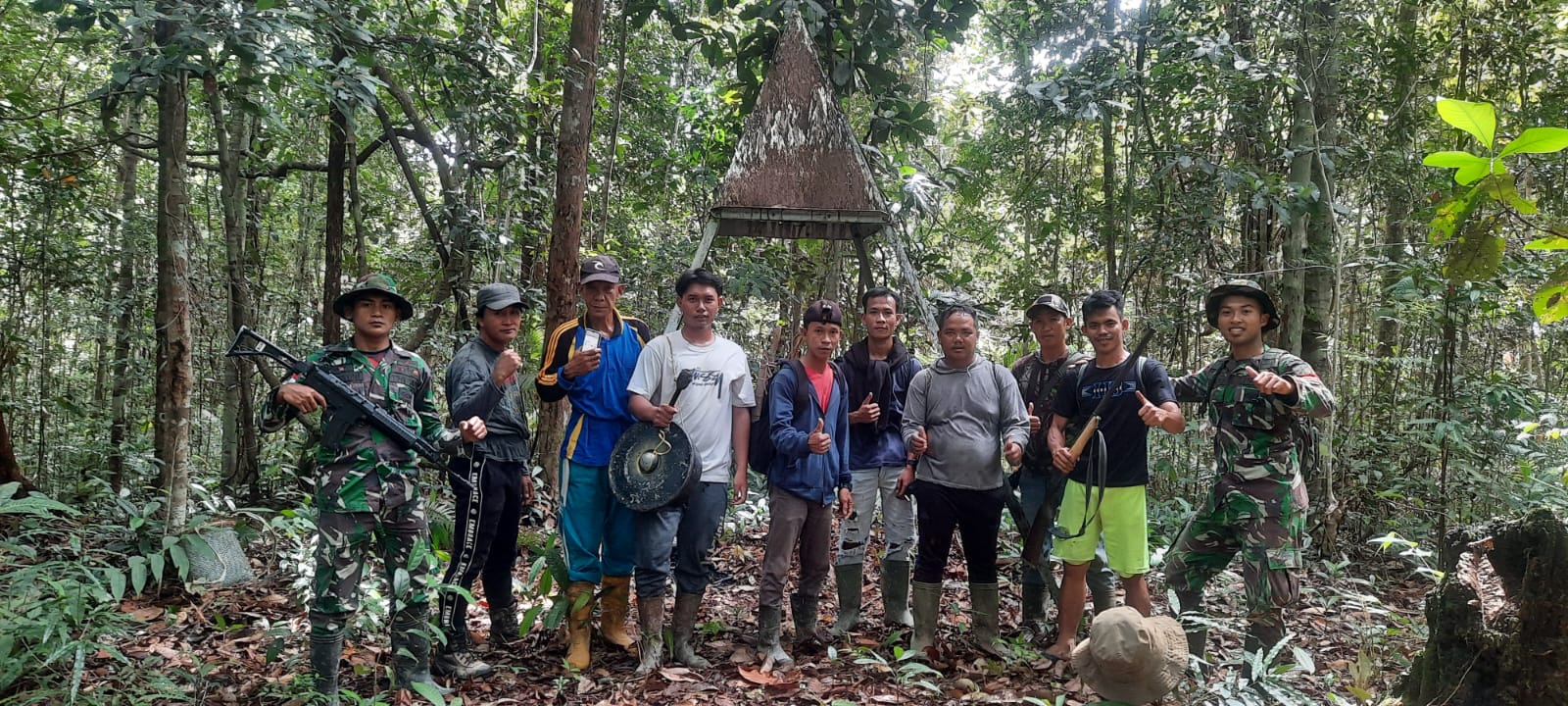 Peduli Terhadap Keselamatan Masyarakat, Personel Satgas Pamtas Yonarmed 19/105 Trk Bogani Cari Warga Hilang Di Hutan.