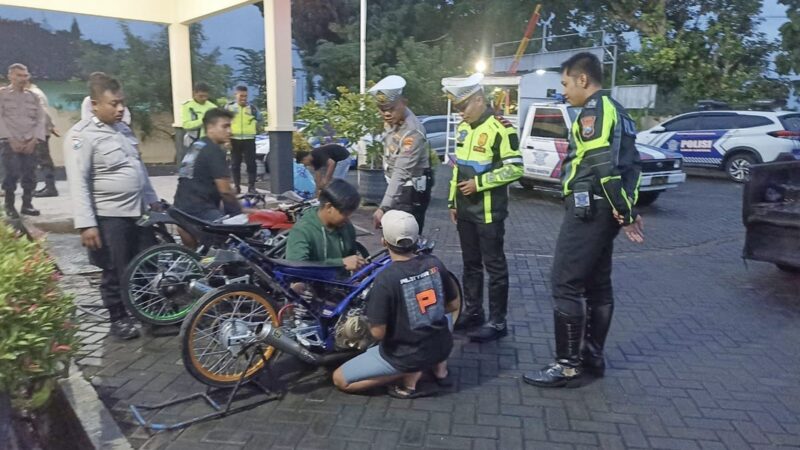 Gerebek Balap Liar, Polres Magetan Amankan Ranmor Modifikasi Berikut Jokinya.