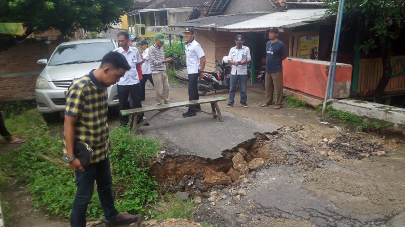 Jembatan Jalan Gotong Royong Gang Antara Abruk Hapir Putus Akibat Curah Hujan