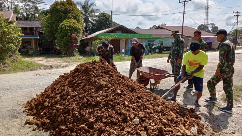 Satgas Pamtas Yonif 645/Gardatama Yudha Karya Bakti Perbaikan Jalan Berlubang Di Perbatasan