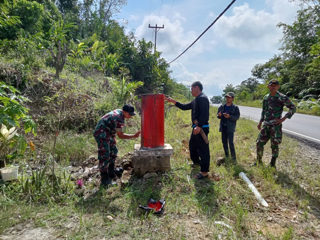 Satgas Pamtas Yonif 645/Gty Bersama Warga Karya Bakti Pembersihan dan Pengecatan Patok Batas Dusun