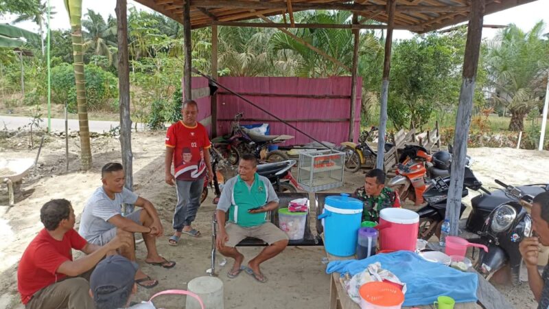 Gotong Royong Bersihkan Pos Linmas Babinsa Koramil 1015-07/Parengean Bersama Anggota Linmas