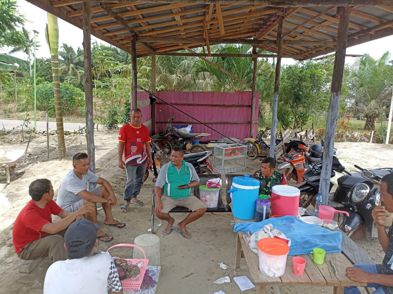 Gotong Royong Bersihkan Pos Linmas Babinsa Koramil 1015-07/Parengean Bersama Anggota Linmas