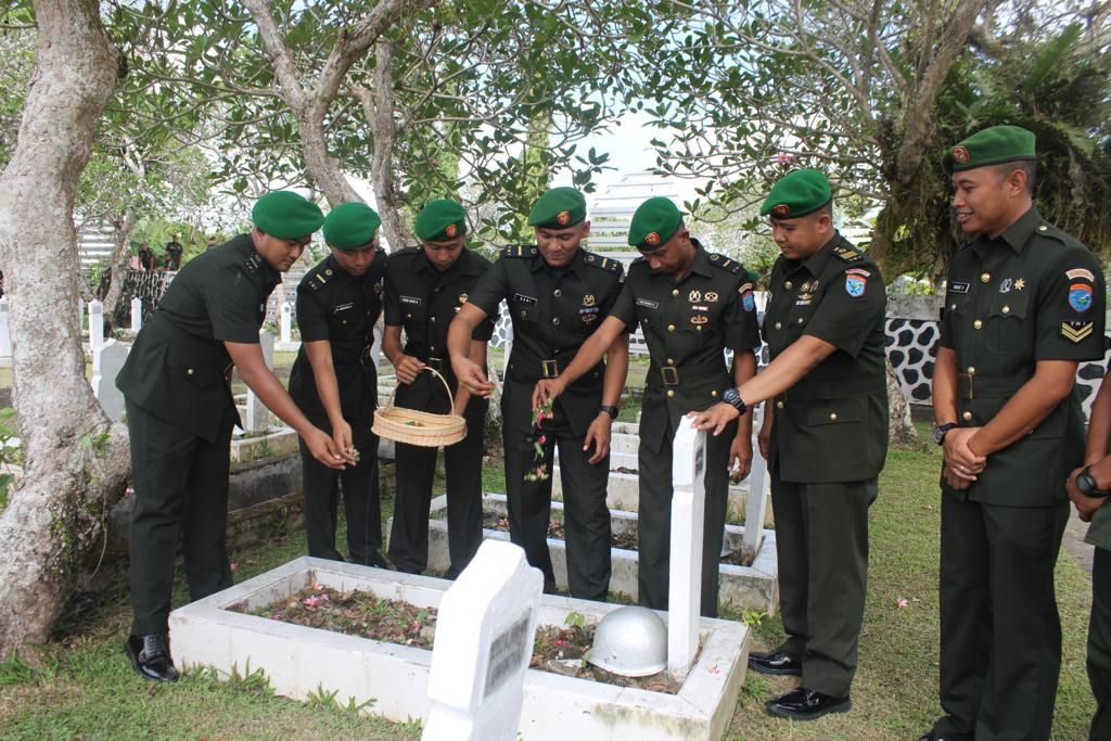 Sambut HUT ke-71 Korps Hukum Angkatan Darat, Kumdam XII/Tpr Melaksanakan Ziarah Rombongan ke Taman Makam Pahlawan
