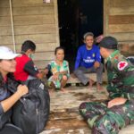 Satgas Pamtas Yonif 645/GTY Bantu Evakuasi Warga Terdampak Banjir dan Bagikan Bantuan Sembako