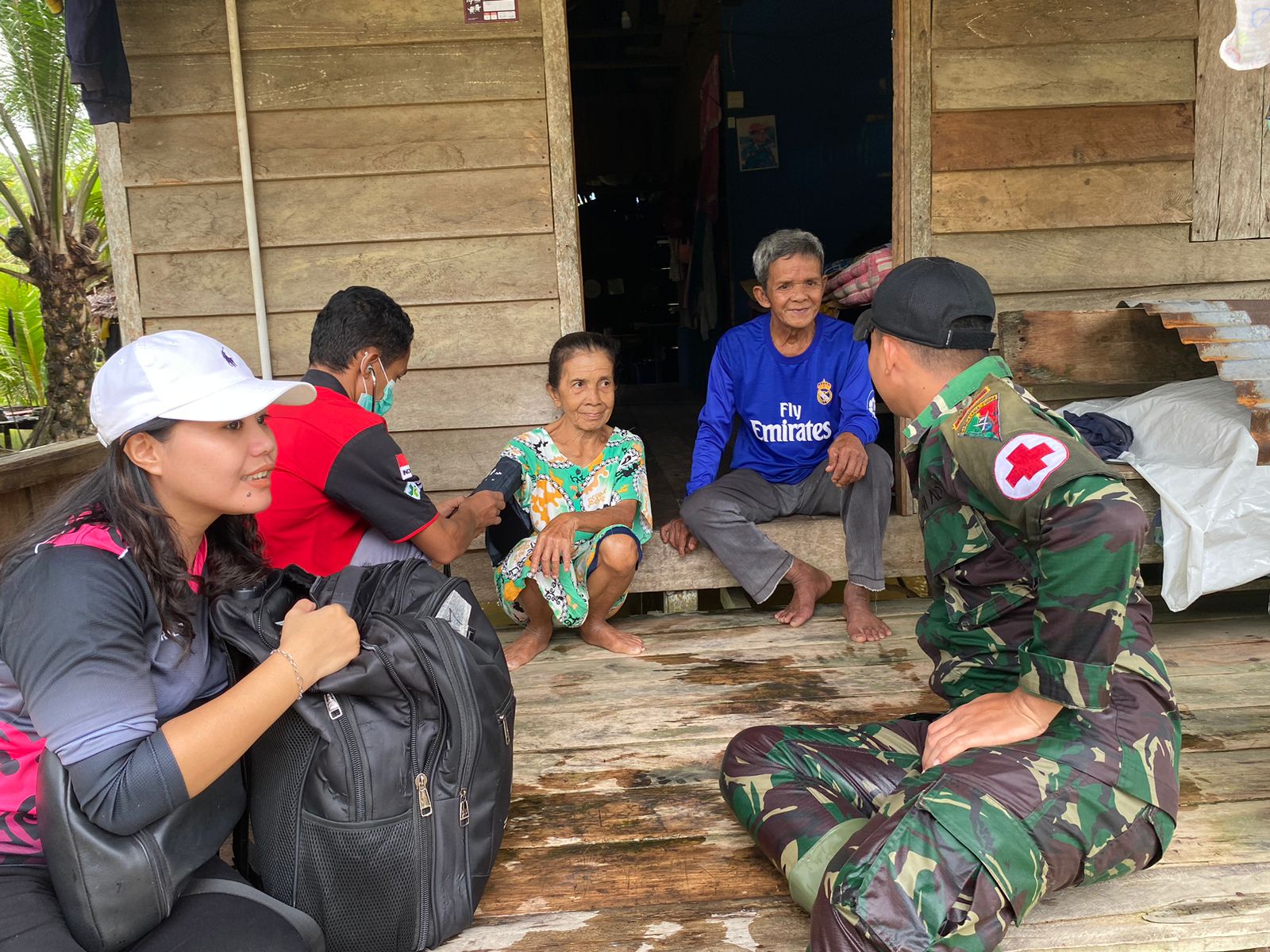 Satgas Pamtas Yonif 645/GTY Bantu Evakuasi Warga Terdampak Banjir dan Bagikan Bantuan Sembako