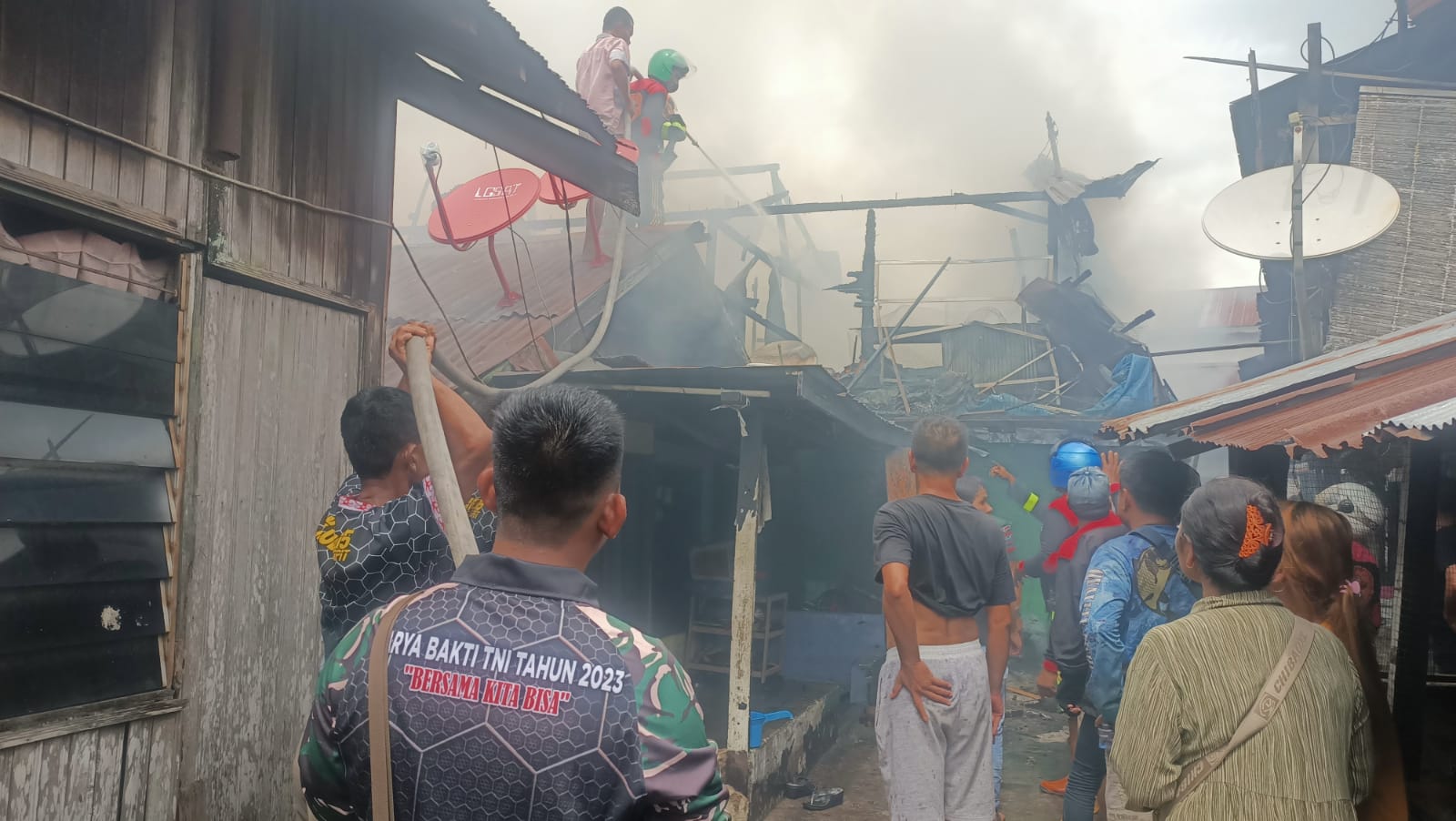 Personil Kodim 1015/Sampit Gerak Cepat Membantu Padamkan Kebakaran Di Rumah Warga