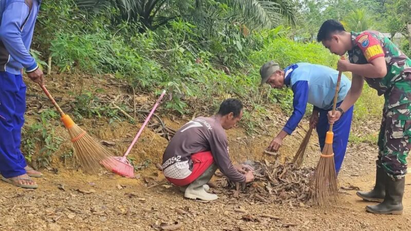 Babinsa Koramil 1015-07/Parengean Ciptakan Kemanunggalan Bersama Warga Laksanakan Kerja Bakti