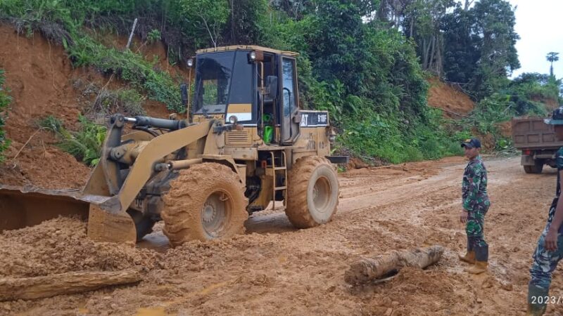 Peduli Wilayah Binaan, Prajurit Satgas Pamtas Yonif 645/GTY Kerja Bhakti Bersihkan Jalan Pasca Longsor