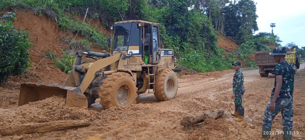 Peduli Wilayah Binaan, Prajurit Satgas Pamtas Yonif 645/GTY Kerja Bhakti Bersihkan Jalan Pasca Longsor