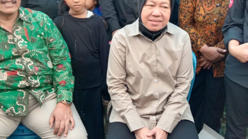 Mensos Risma Temui Ipin Yang Rawat 3 Adiknya di Kabupaten Bangkalan dan Serahkan Bantuan