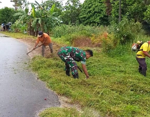 Gotong Royong Warga Bersama Babinsa Koramil 1015-03/Mentawa Baru Ketapang Bersihkan Jalan