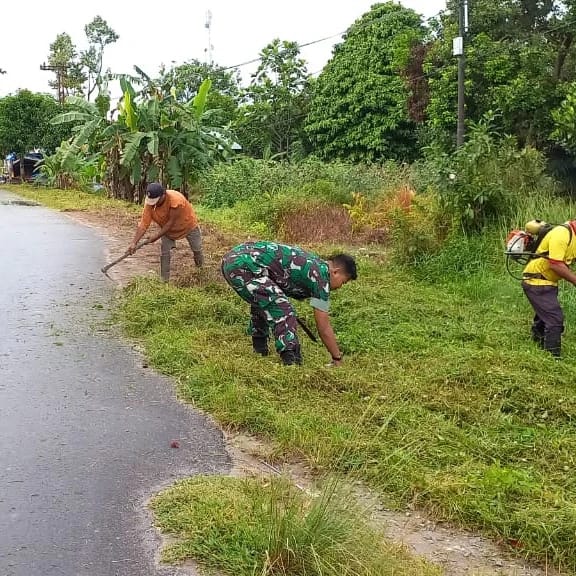 Gotong Royong Warga Bersama Babinsa Koramil 1015-03/Mentawa Baru Ketapang Bersihkan Jalan