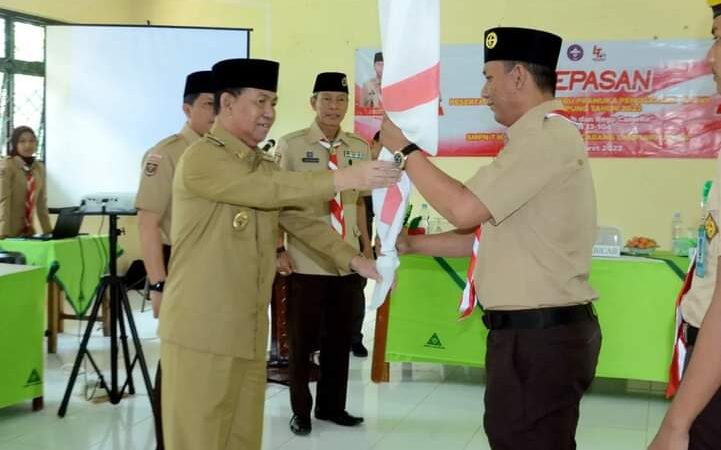 Bupati Lampung Utara Bersama Ketua Kwartir cabang (Kwarcab) Pramuka Lampung Utara Melepas Peserta Lomba Tingkat (LT IV) Regu Pramuka Penggalang Tahun 2023.