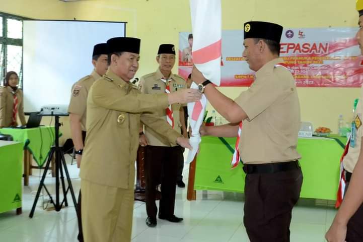 Bupati Lampung Utara Bersama Ketua Kwartir cabang (Kwarcab) Pramuka Lampung Utara Melepas Peserta Lomba Tingkat (LT IV) Regu Pramuka Penggalang Tahun 2023.