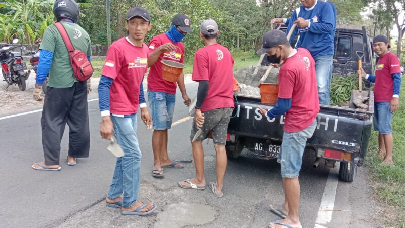 Peduli Keselamatan Masyarakat, Komunitas ISB ( Info Seputar Bandung) Kabupaten Tulungagung Tambal Jalan Berlubang Hampir 2 Kilometer