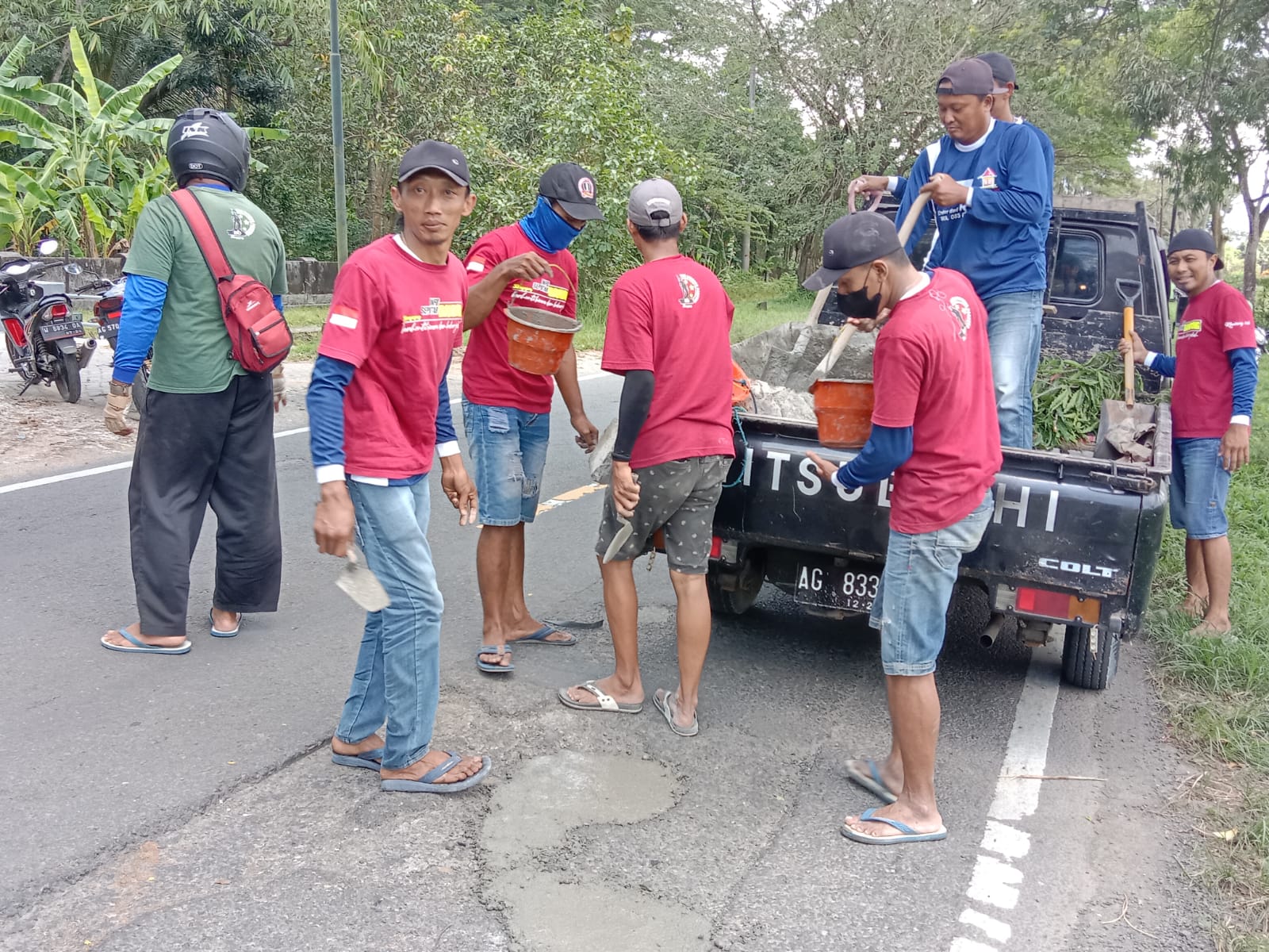 Peduli Keselamatan Masyarakat, Komunitas ISB ( Info Seputar Bandung) Kabupaten Tulungagung Tambal Jalan Berlubang Hampir 2 Kilometer