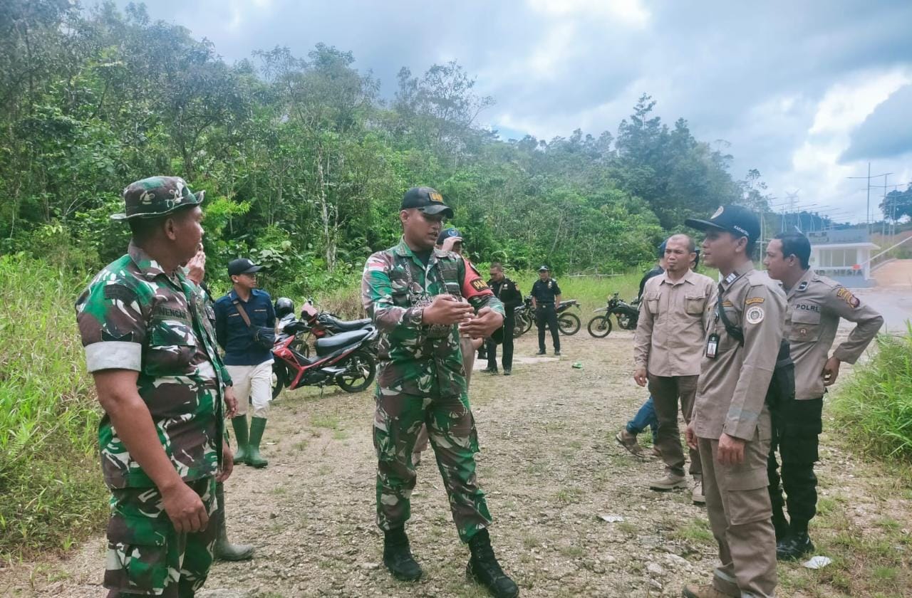 Prajurit Satgas Pamtas Yonif 645/Gardatama Yudha Laksanakan Patroli Gabungan CIQS dan TNI-Polri Perbatasan RI-Malaysia