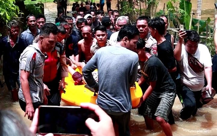 Tanggap Bencana, Kapolres Lampung Utara Pimpin Evakuasi Warga Korban Banjir