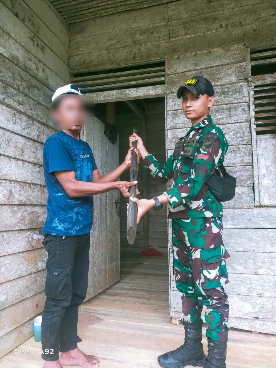 Berkat Kepercayaan, Warga Perbatasan Serahkan Senpi Rakitan Kepada Satgas Pamtas Yonif 645/GTY
