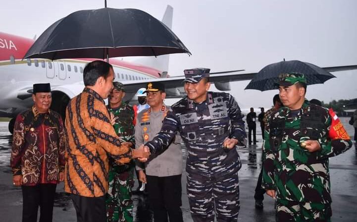 Danlantamal XIII Tarakan Menyambut Kedatangan Presiden RI Di Bandara Syamsudin Noor Dalam Rangka Kunker Di Provinsi Kalsel