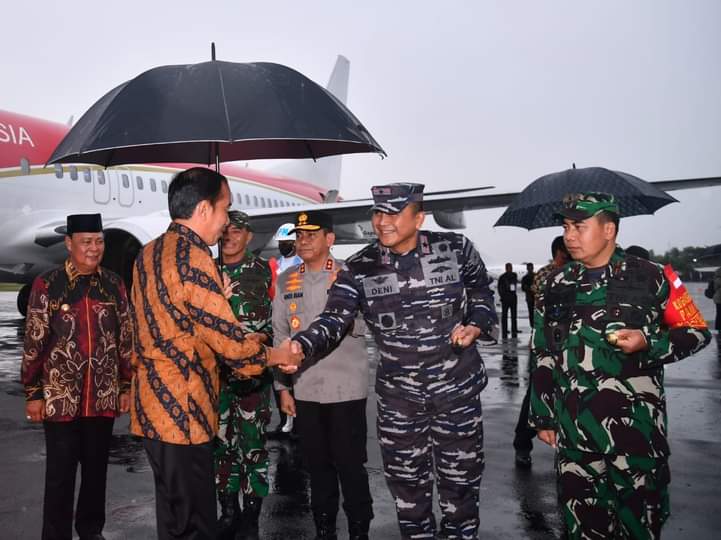 Danlantamal XIII Tarakan Menyambut Kedatangan Presiden RI Di Bandara Syamsudin Noor Dalam Rangka Kunker Di Provinsi Kalsel