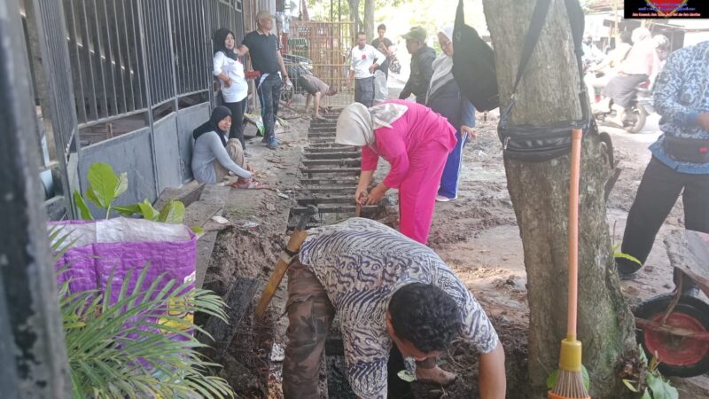 Gotong Royong Jum’at Bersih Forum RT/RW Kelurahan Baamang Tengah